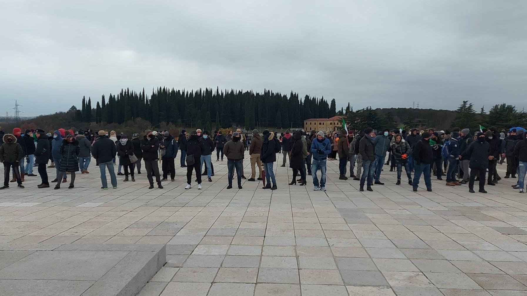 Immagine per Redipuglia, in cinquecento alla manifestazione no vax non autorizzata al Sacrario